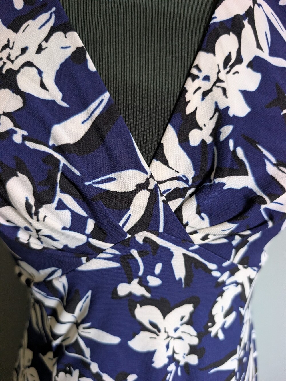 Chaps Women's Navy Blue Floral V-Neck Dress - Picture 4 of 12